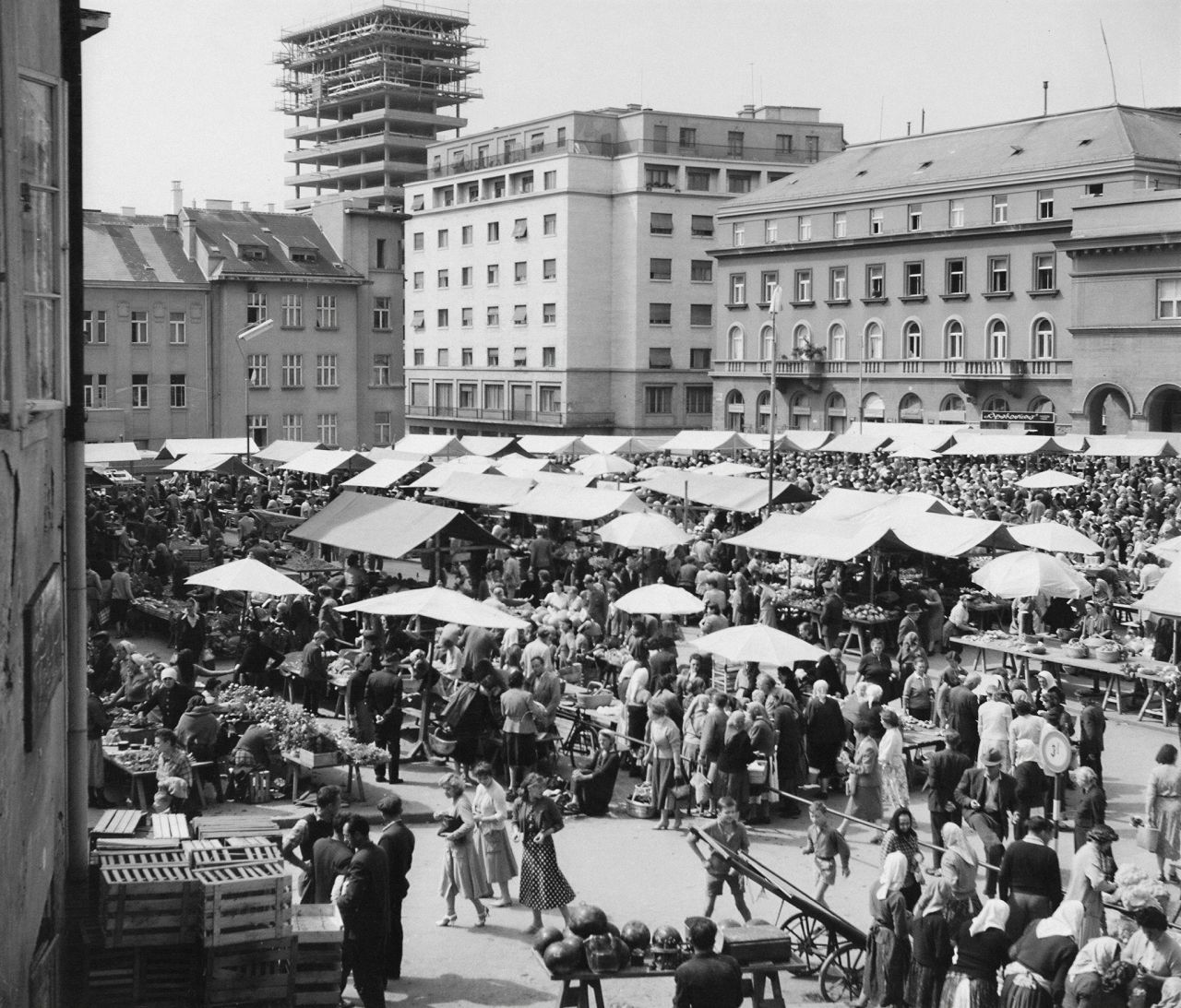 Dolac 1957.-1958. godine, pogled na Ilički neboder u gradnji